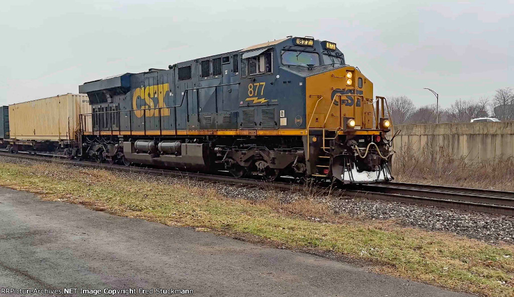 CSX 877 leads I018.